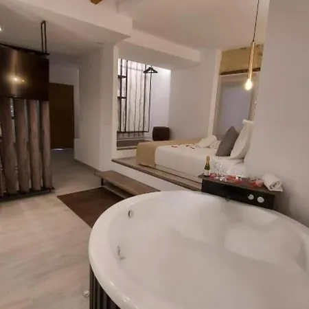 شقة Deluxe Compact Flat With Jacuzzi *